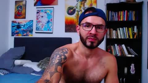 Snapshot of akiles_r chatting on December 13, 10:23 pm akiles online show from December 13, 10:23 pm