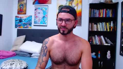 Snapshot of akiles_r chatting on December 18, 10:02 pm akiles online show from December 18, 10:02 pm