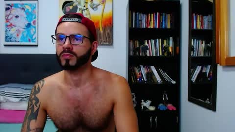 Snapshot of akiles_r chatting on January 30, 1:44 am akiles online show from January 30, 1:44 am
