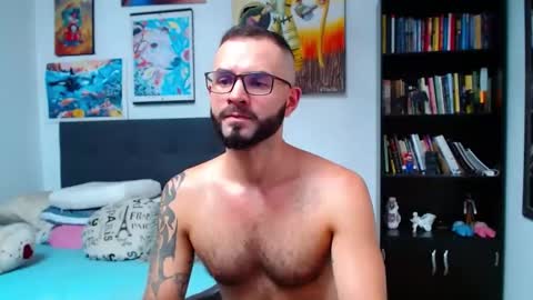 Snapshot of akiles_r chatting on February 6, 7:51 pm akiles online show from February 6, 7:51 pm