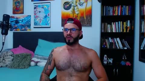 Snapshot of akiles_r chatting on February 27, 2:10 am akiles online show from February 27, 2:10 am