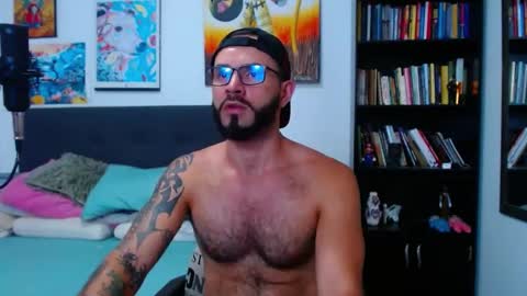 Snapshot of akiles_r chatting on March 6, 1:27 am akiles online show from March 6, 1:27 am