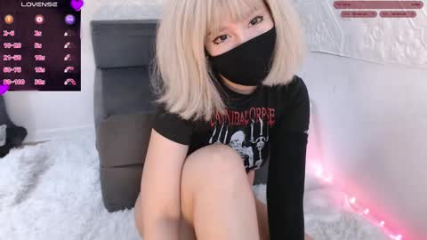 Snapshot of akira_amy chatting on October 25, 6:54 am Amilia online show from October 25, 6:54 am