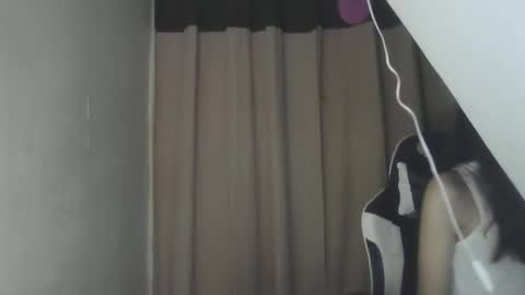 Snapshot of akira_z101 chatting on March 3, 9:33 am akira_z101 online show from March 3, 9:33 am