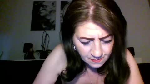 Snapshot of akiramihaela chatting on April 6, 6:31 pm MIHAELA online show from April 6, 6:31 pm