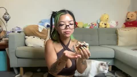 Snapshot of akirazayy chatting on February 6, 3:33 am Akira Zay online show from February 6, 3:33 am