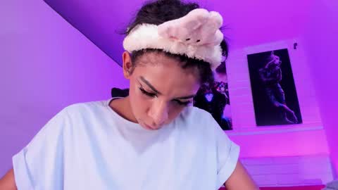 Snapshot of alahia__rodriguez chatting on November 28, 10:12 pm Alahia Rodriguez online show from November 28, 10:12 pm