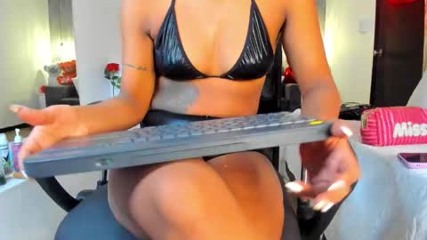 Snapshot of alahia_betancur chatting on February 22, 12:15 pm Alahia online show from February 22, 12:15 pm