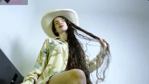 Snapshot of alahia_sky chatting on November 21, 9:52 am online show from November 21, 9:52 am