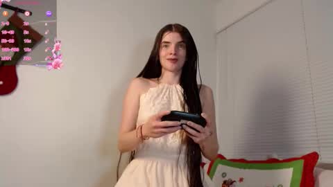 Snapshot of alahia_sky chatting on December 16, 12:32 pm online show from December 16, 12:32 pm