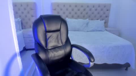 Snapshot of alahiaa1_ chatting on February 17, 12:27 pm Alahia online show from February 17, 12:27 pm