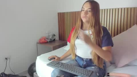 Snapshot of alaia05 chatting on March 17, 2:53 pm A L A I A online show from March 17, 2:53 pm