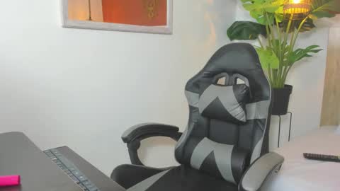 Snapshot of alaia05 chatting on March 18, 3:04 pm A L A I A online show from March 18, 3:04 pm