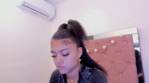 Snapshot of alaia2_ chatting on May 13, 12:35 pm Alaia2 online show from May 13, 12:35 pm