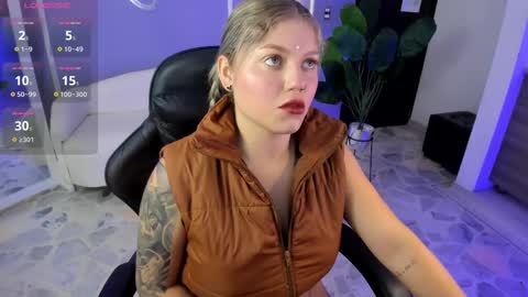 Snapshot of alaia_greyy chatting on September 18, 1:02 pm Alaia online show from September 18, 1:02 pm