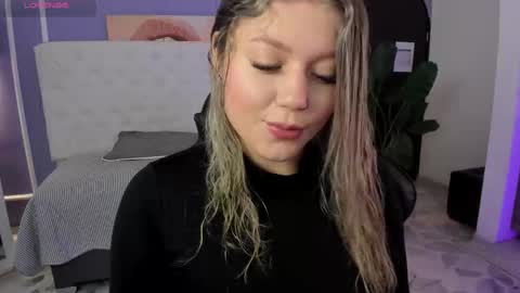 Snapshot of alaia_greyy chatting on October 2, 12:56 pm Alaia online show from October 2, 12:56 pm