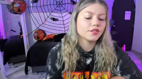 Snapshot of alaia_greyy chatting on October 9, 12:58 pm Alaia online show from October 9, 12:58 pm