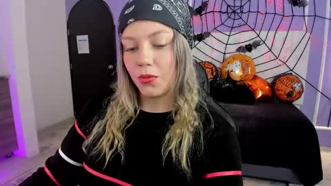 Snapshot of alaia_greyy chatting on October 15, 1:22 pm Alaia online show from October 15, 1:22 pm