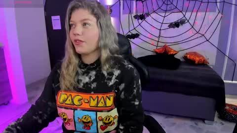 Snapshot of alaia_greyy chatting on October 17, 12:52 pm Alaia online show from October 17, 12:52 pm