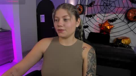 Snapshot of alaia_greyy chatting on October 18, 1:45 pm Alaia online show from October 18, 1:45 pm