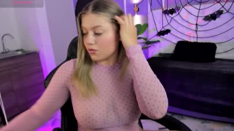 Snapshot of alaia_greyy chatting on October 25, 1:07 pm Alaia online show from October 25, 1:07 pm