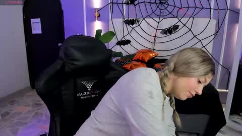 Snapshot of alaia_greyy chatting on November 1, 1:13 pm Alaia online show from November 1, 1:13 pm