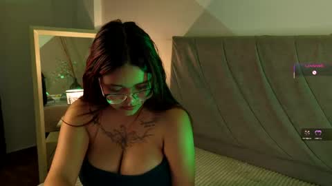 alaiaaddict online show from April 30, 9:08 pm