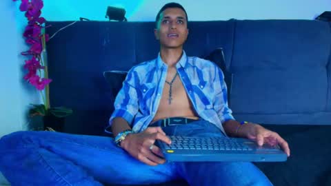 Snapshot of alan_colthon chatting on May 16, 10:36 am alan_colthon online show from May 16, 10:36 am