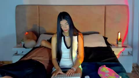 Snapshot of alana__get chatting on February 14, 5:09 am online show from February 14, 5:09 am