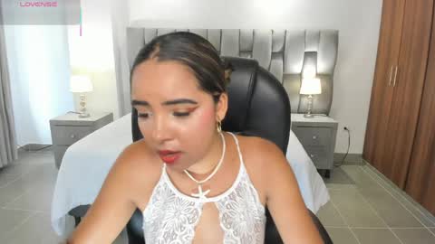 Snapshot of alana_martiins chatting on April 28, 7:08 pm alana online show from April 28, 7:08 pm
