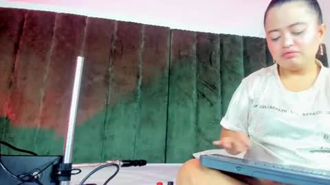 ALANA PETITE online show from July 5, 8:10 am