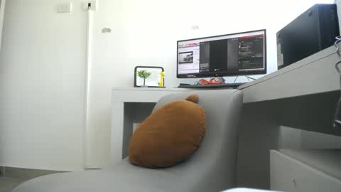 Snapshot of alana_pregnant chatting on January 12, 8:14 pm A l a n a online show from January 12, 8:14 pm