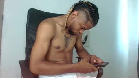 Snapshot of ale_squirt333 chatting on February 13, 2:24 pm ale_squirt333 online show from February 13, 2:24 pm