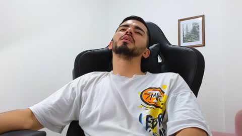 alejandroo_7 online show from December 22, 8:47 pm