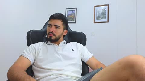 alejandroo_7 online show from February 8, 1:43 am