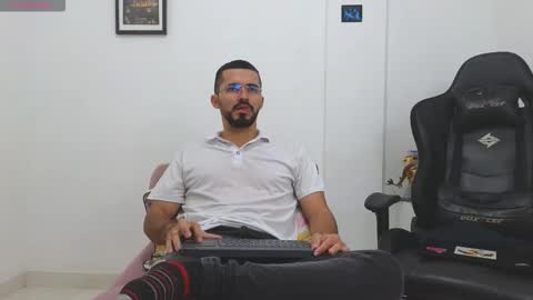 alejandroo_7 online show from February 1, 8:40 pm