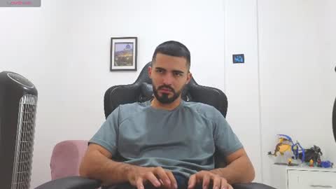 alejandroo_7 online show from June 18, 6:45 pm