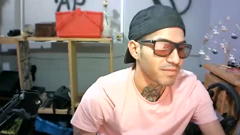Snapshot of alejandropppzz chatting on January 16, 1:37 am alejandropppzz online show from January 16, 1:37 am