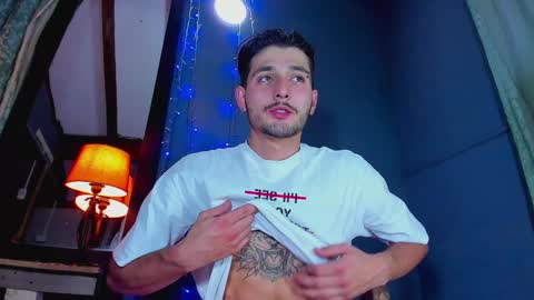 Snapshot of alejo_323__ chatting on January 15, 1:56 am alejo_323__ online show from January 15, 1:56 am