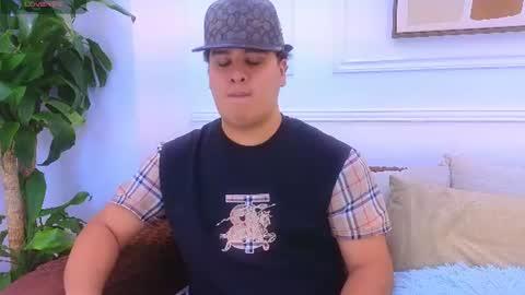 Snapshot of alejo_bennett chatting on August 5, 8:22 pm Alejo online show from August 5, 8:22 pm