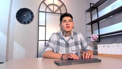 Snapshot of alejo_grey_ chatting on April 6, 4:46 am Alejo Gray online show from April 6, 4:46 am