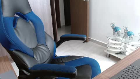 Snapshot of alejo_hot23 chatting on April 3, 3:21 pm David online show from April 3, 3:21 pm