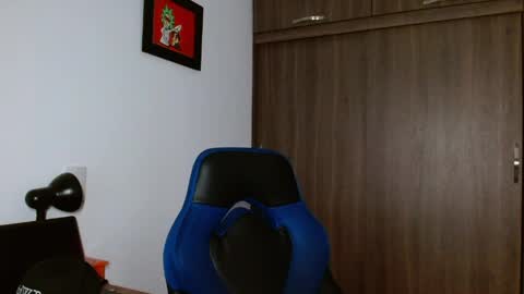 Snapshot of alejo_hot23 chatting on April 12, 1:43 am David online show from April 12, 1:43 am