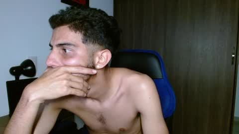 Snapshot of alejo_hot23 chatting on April 13, 1:44 am David online show from April 13, 1:44 am