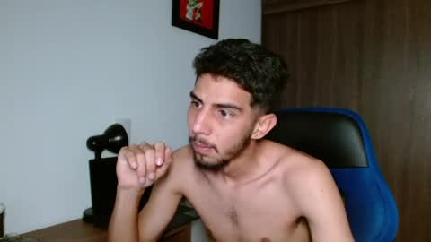 Snapshot of alejo_hot23 chatting on April 14, 1:33 am David online show from April 14, 1:33 am