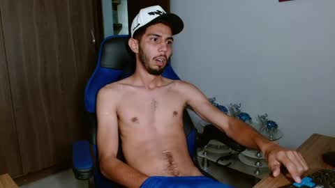 Snapshot of alejo_hot23 chatting on April 21, 1:42 am David online show from April 21, 1:42 am
