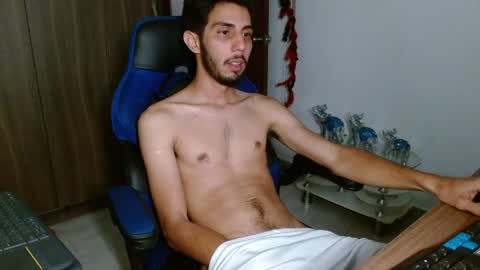 Snapshot of alejo_hot23 chatting on April 30, 2:29 am David online show from April 30, 2:29 am