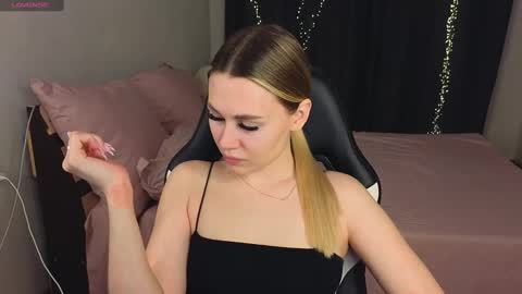 Snapshot of alena_hot_sex chatting on January 18, 4:42 pm Alena online show from January 18, 4:42 pm