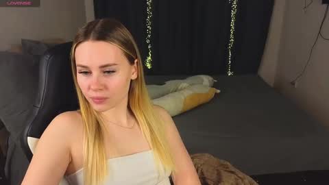Snapshot of alena_hot_sex chatting on February 13, 3:14 pm Alena online show from February 13, 3:14 pm