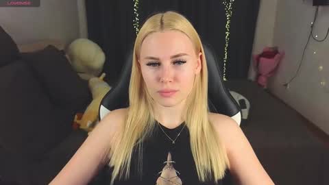 Snapshot of alena_hot_sex chatting on February 20, 1:51 pm Alena online show from February 20, 1:51 pm